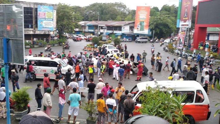 Suasana di Simpang Rapak, Balikpapan, Kaltim usai kecelakaan maut truk tronton tabrak sejumlah pengendara. (dok. Istimewa)
