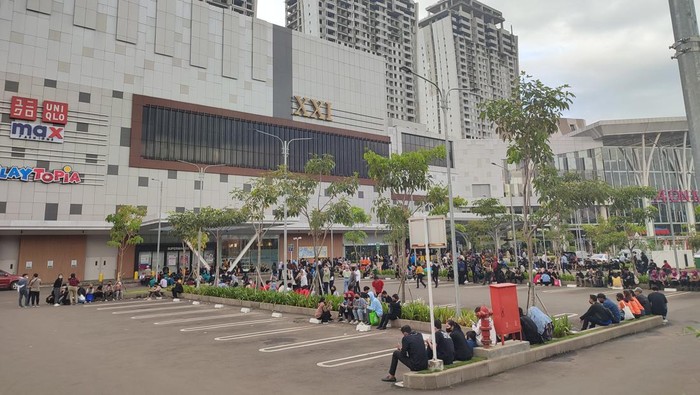 Suasana pengunjung saat kebakaran di AEON Mall Sentul City