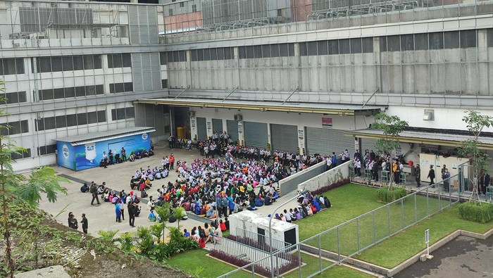 Suasana pengunjung saat kebakaran di AEON Mall Sentul City