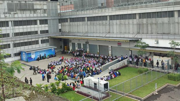 Suasana pengunjung saat kebakaran di AEON Mall Sentul City