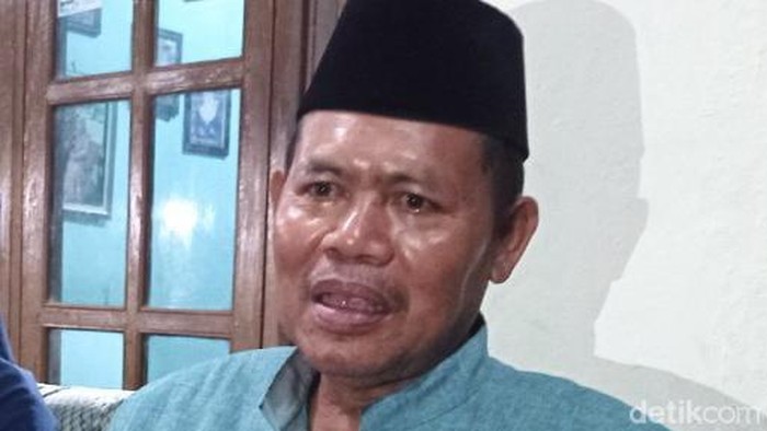 Suparlan penerima akta kematian dirinya.