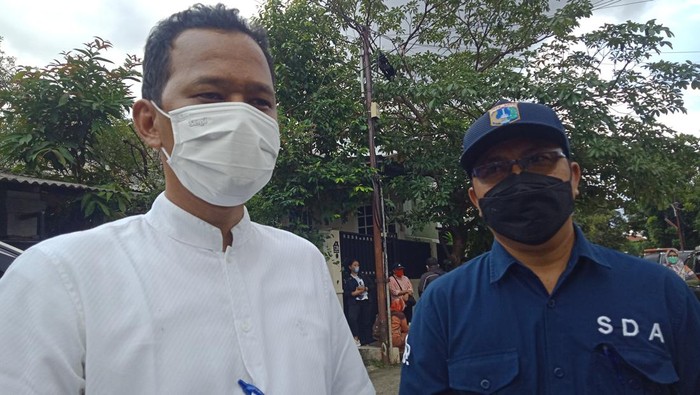 Tim Hukum Pemprov DKI Jakarta, Mindo Simamora (baju biru) dan Kepala Sudin SDA Jakarta Selatan, Mustajab (baju putih). (Foto: Nahda/detikcom)