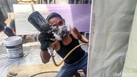 Perajin menyelesaikan furniture secara custom di rumah si pemesan.