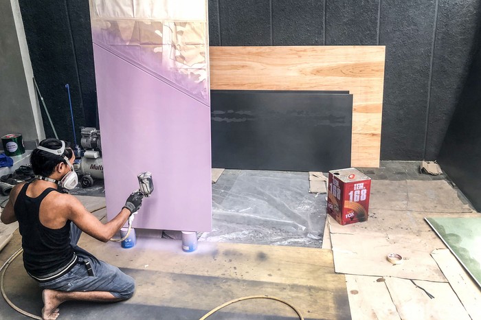 Perajin menyelesaikan pesanan interior dan furniture di kawasan Bintaro, Tangerang Selatan, Jumat (21/1/2022). Tren permintaan furniture terus meningkat seiring bertumbuhnya tingkat hunian di penyangga Jakarta.