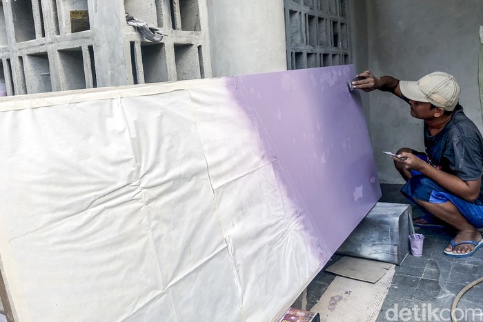Perajin menyelesaikan pesanan interior dan furniture di kawasan Bintaro, Tangerang Selatan, Jumat (21/1/2022). Tren permintaan furniture terus meningkat seiring bertumbuhnya tingkat hunian di penyangga Jakarta.