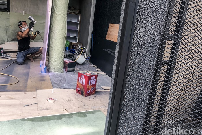 Tren Bisnis Furniture yang Tak Pernah Sepi Perajin menyelesaikan pesanan interior dan furniture di kawasan Bintaro, Tangerang Selatan, Jumat (21/1/2022). Tren permintaan furniture terus meningkat seiring bertumbuhnya tingkat hunian di penyangga Jakarta.