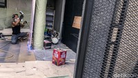 Perajin menyelesaikan pesanan furniture di kawasan Bintaro, Tangerang Selatan, Jumat (21/1/2022). Meski masa pandemi Covid-19, para perajin furniture mampu bertahan seiring pertumbuhan tingkat hunian di kawasan penyangga Jakarta.