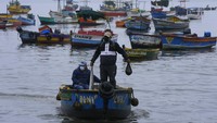 Pihak berwenang Peru mengatakan sebuah kapal berbendera Italia menumpahkan 6.000 barel di Pasifik pada Sabtu di depan kilang La Pampilla. Dalam beberapa hari terakhir, aktivis lingkungan telah mengumpulkan burung laut yang ternoda minyak atau mati.