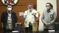 Petugas menunjukkan barang bukti berupa uang di Gedung KPK, Jakarta, Kamis (20/1/2022) malam. Uang sejumlah Rp 140 Juta rupiah tersebut merupakan upeti tanda jadi untuk urus perkara awal bahwa IIH nantinya akan memenuhi keinginan Hendro Kasiono terkait permohonan pembubaran PT SGP.