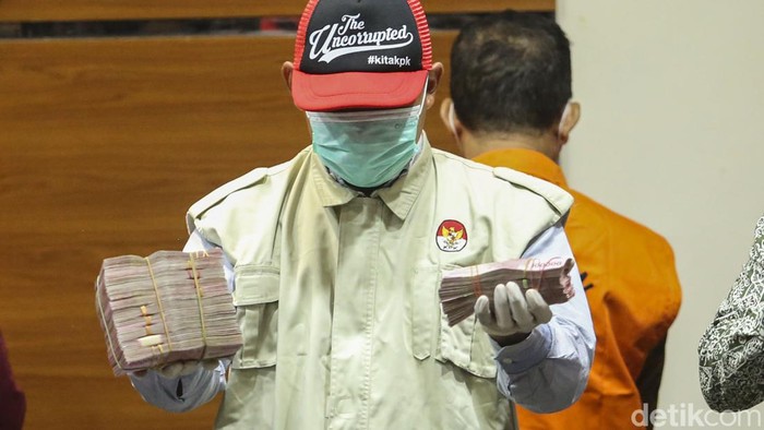 Uang Rp 140 Juta Jadi Barbuk Suap Hakim Itong Isnaeni Hakim Pengadilan Negeri (PN) Surabaya Itong Isnaeni Hidayat ditetapkan KPK sebagai tersangka kasus dugaan suap. Uang Rp 140 Juta jadi buktinya.