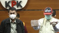 KPK menetapkan hakim Pengadilan Negeri (PN) Surabaya, Itong Isnaeni Hidayat dan Hamdan sebagai tersangka di kasus suap vonis perkara PT SGP. Dalam kasus ini, keduanya diduga menerima suap. Hendro Kasiono adalah pengacara dari PT SGP. Dalam operasi tangkap tangan (OTT), KPK mengamankan dua orang lainnya yakni Achmad Prihantoyo (Direktur PT SGP) dan Dewi (Sekretaris HK), namun keduanya tak ditetapkan sebagai tersangka.