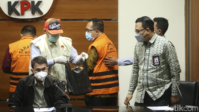 Hakim Pengadilan Negeri (PN) Surabaya Itong Isnaeni Hidayat ditetapkan KPK sebagai tersangka kasus dugaan suap. Uang Rp 140 Juta jadi buktinya.
