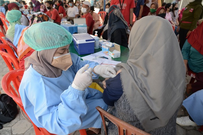 Mengawali tahun 2022, program vaksinasi COVID-19 yang hadir di Indonesia terus diupayakan pemerintah dengan target seluruh masyarakat Indonesia segera tervaksinasi.