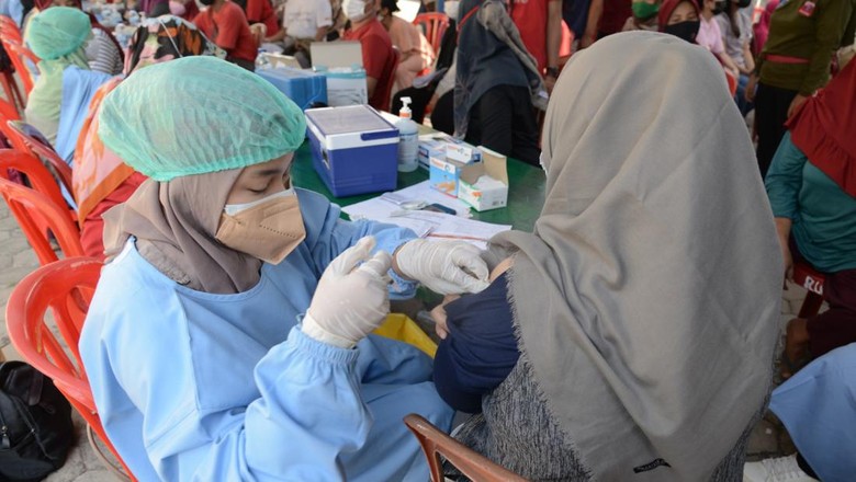 Mengawali tahun 2022, program vaksinasi COVID-19 yang hadir di Indonesia terus diupayakan pemerintah dengan target seluruh masyarakat Indonesia segera tervaksinasi.