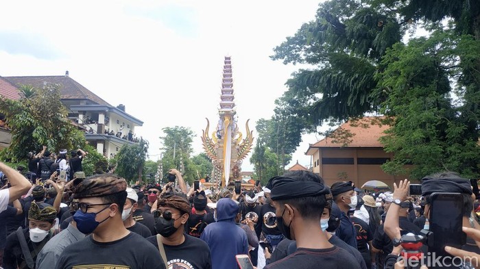 Warga Bali padati upacara ngaben di Denpasar