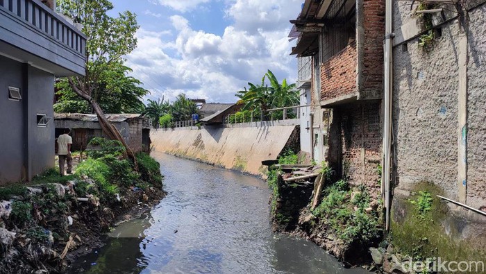 Warga korban banjir menggugat Gubernur DKI Anies Baswedan ke PTUN Jakarta. Majelis hakim memeriksa Kali Mampang dalam agenda sidang pemeriksaan setempat. (Nahda RU/detikcom)