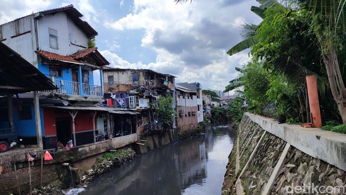 Warga korban banjir menggugat Gubernur DKI Anies Baswedan ke PTUN Jakarta. Majelis hakim memeriksa Kali Mampang dalam agenda sidang pemeriksaan setempat. (Nahda RU/detikcom)