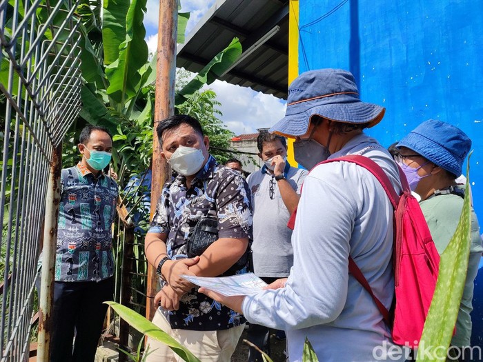 Warga korban banjir menggugat Gubernur DKI Anies Baswedan ke PTUN Jakarta. Majelis hakim memeriksa Kali Mampang dalam agenda sidang pemeriksaan setempat. (Nahda RU/detikcom)