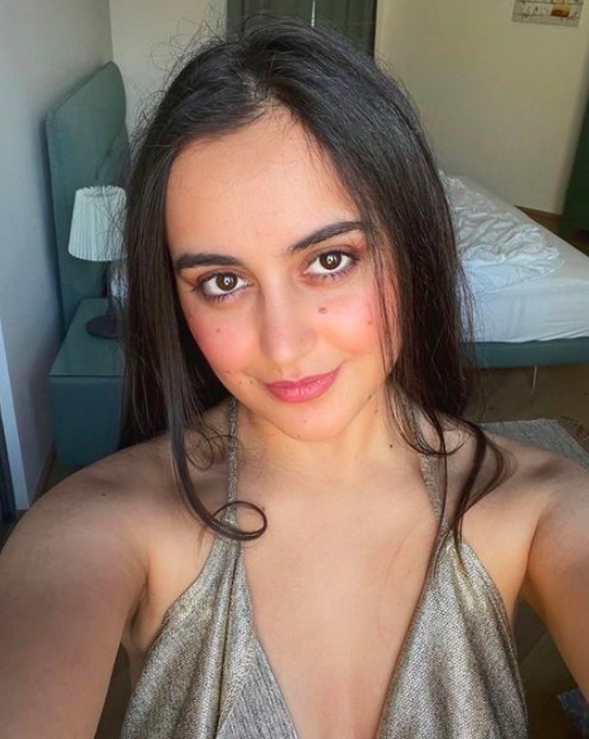 Dalam pengakuan kontroversi lainnya adalah Yasmeena mengaku bahwa kini sudah tidak lagi menjadi muslim. Foto: dok. Instagram/@yasmeena.eu