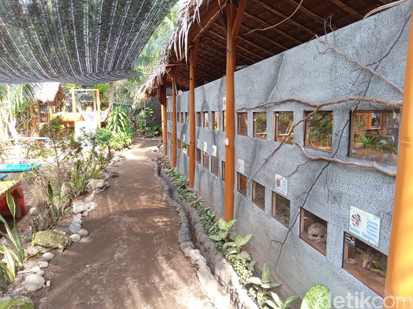 Zeround Park ini merupakan wisata edukasi pertama di Pangandaran yang memperkenalkan hewan reptil, unggas, mamalia, dan bertani. Zeround Park ini merupakan wisata edukasi pertama di Pangandaran yang memperkenalkan hewan reptil, unggas, mamalia, dan bertani.