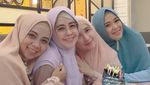10 Momen Kulineran Risty Tagor Bersama Keluarga dan Teman Pengajiannya