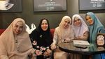 10 Momen Kulineran Risty Tagor Bersama Keluarga dan Teman Pengajiannya