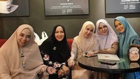 Mendapat kejutan ulang tahun dari teman-teman terdekatnya, Risty terlihat amat bahagia. Sebuah cake cokelat berhasil menyemarakkan suasana.