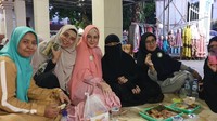 Bersama teman-teman pengajiannya, Risty menghadiri acara buka puasa bersama. Di hadapan mereka masih terlihat aneka takjil menggugah selera.