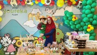 Ini pose bahagia Risty menggendong anaknya, Arkana yang ulang tahun ke-4 pada tahun 2020. Terlihat momen ulang tahun Arkana begitu meriah dengan kehadiran banyak makanan enak.