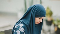 Wanita 32 tahun ini sering membagikan potret kesehariannya di Instagram. Seperti ketika ia sedang fokus bekerja ditemani segelas minuman dingin.