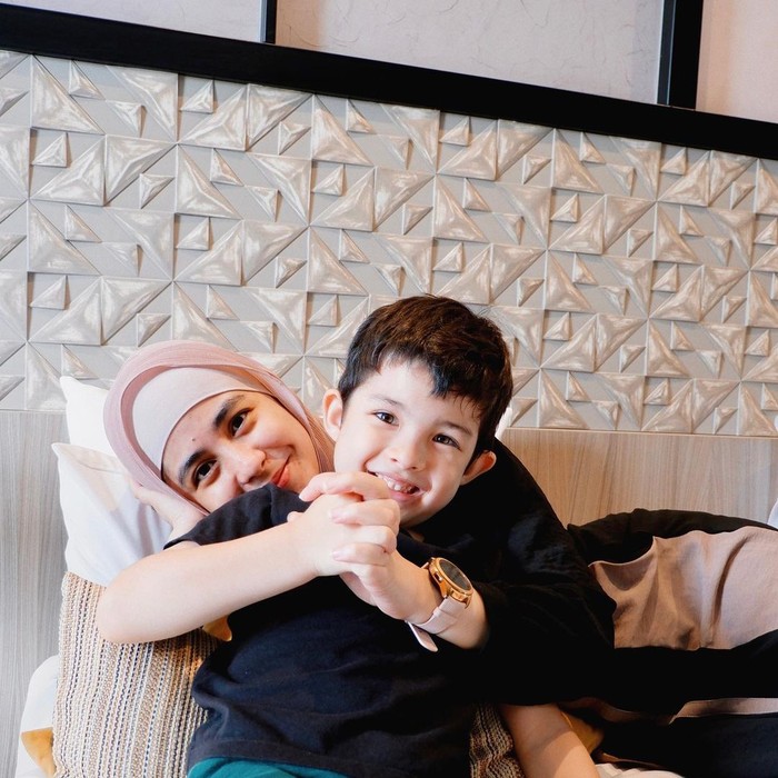 10 Momen Kulineran Risty Tagor Bersama Keluarga dan Teman Pengajiannya 10 Momen Kulineran Risty Tagor Bersama Keluarga dan Teman Pengajiannya