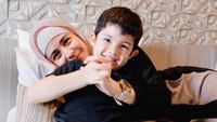 Lewat sebuah unggahan YouTube, wanita yang punya bisnis kuliner Sendok Arkala ini mengaku tak mau ambil pusing. Ia akan lebih cuek dan fokus pada tumbuh kembang ketiga anaknya.