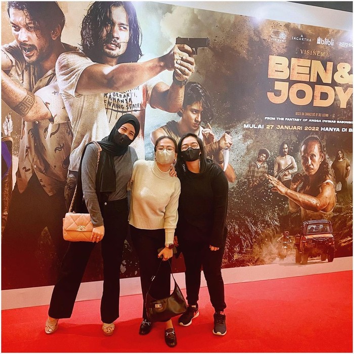 10 Momen Kulineran Risty Tagor Bersama Keluarga dan Teman Pengajiannya 10 Momen Kulineran Risty Tagor Bersama Keluarga dan Teman Pengajiannya