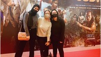 Risty Tagor disebut punya penampilan baru karena mulai kembali mengenakan celana setelah sebelumnya memakai rok saja. Netizen pun ramai-ramai mengomentari hal ini.