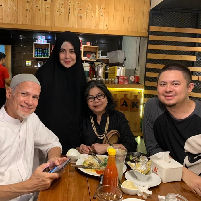 10 Momen Kulineran Risty Tagor Bersama Keluarga dan Teman Pengajiannya 10 Momen Kulineran Risty Tagor Bersama Keluarga dan Teman Pengajiannya
