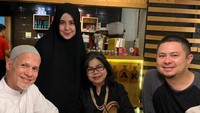 Bersama orang tua dan kakaknya, Risty tengah makan bersama. Mereka memanjakan diri dengan menyantap steak.