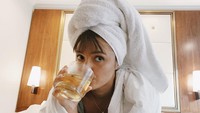 Aktivitas hariannya kerap dibagikan oleh Amanda lewat unggahan Instagram dan YouTube. Banyak sekali momennya sedang menikmati sarapan, seperti minum jus apel berikut ini. Foto: Instagram @amandarawles