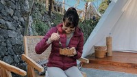 Saat sedang glamping di suatu tempt, Amanda membagikan momennya sarapan semangkuk smoothies bowl yang sehat. Foto: Instagram @amandarawles