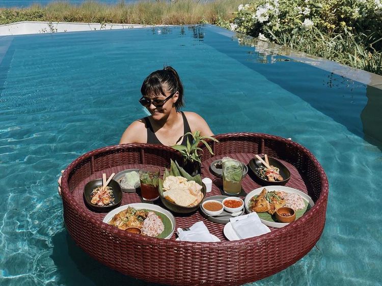 Momen Kulineran Seru Amanda Rawles Pemeran Dear Nathan: Thank You Salma