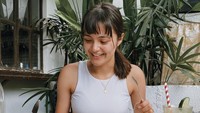 Momen brunch di restoran juga dibagikan oleh Amanda Rawles. Pemeran Salma di Dear Nathan ini tampak menikmati roti panggang dengan telur orak-arik, alpukat, sosis, dan lainnya. Foto: Instagram @amandarawles