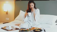 Amanda Rawless sangat menikmati menu sarapannya dari sebuah hotel. Ada aneka pastry dan kopi yang ia santap. Foto: Instagram @amandarawles