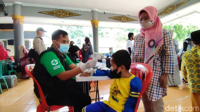 Asyiknya Vaksinasi Sambil Berwisata di Astana Gede Kawali Berbagai cara dilakukan agar anak tertarik mengikuti vaksinasi Covid-19. Di Ciamis, anak yang telah divaksinasi diajak berwisata di Situs Astana Gede Kawali.