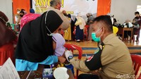 Meski ada beberapa anak yang nangis karena takut disuntik. Namun setelah dibujuk akhirnya mau divaksinasi.
