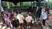 Usai divaksinasi, anak-anak berkeliling di tempat bersejarah peninggalan Kerajaan Galuh tersebut.