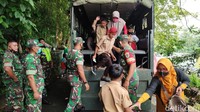 Supaya lebih menyenangkan, anak-anak pun dijemput dari sekolah menggunakan berbagai armada milik pemerintahan. 
