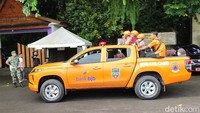 Kendaraan yang menjeput anak-anak itu merupakan mobil Dalmas Polres Ciamis, mobil TNI, mobil penanganan bencana BPBD Ciamis, ambulans, Bus Wisata Gatrik dan lainnya. 