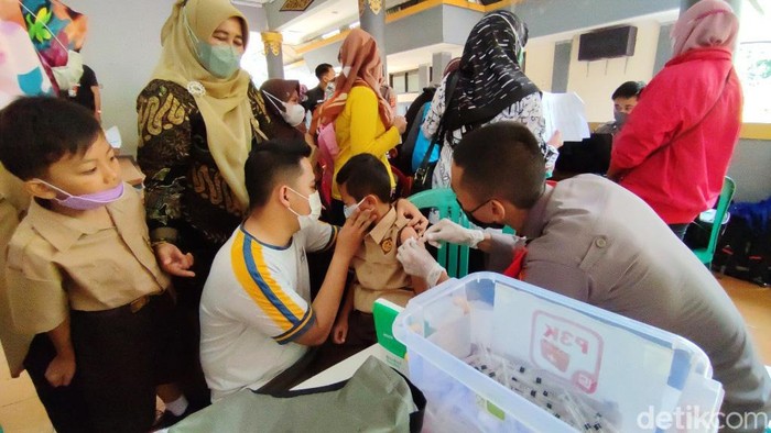 Berbagai cara dilakukan agar anak tertarik mengikuti vaksinasi Covid-19. Di Ciamis, anak yang telah divaksinasi diajak berwisata di Situs Astana Gede Kawali.