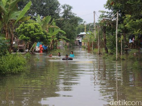 Selain Desa Kademangan, Kecamatan Mojoagung, banjir juga melanda 5 desa lainnya di Kabupaten Jombang dalam dua hari terakhir. Banjir mengepung permukiman penduduk dan merendam 188 hektare lahan pertanian milik warga.