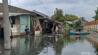 Farida berharap banjir ini segera surut. Selain itu, dia berharap hari ini hujan tak kembali mengguyur agar banjir tak semakin parah.Semoga cepet surut lah, kalau bisa minta sih jangan hujan lagi. Soalnya kalau hujan lagi, air pasti tinggi lagi, ujarnya.