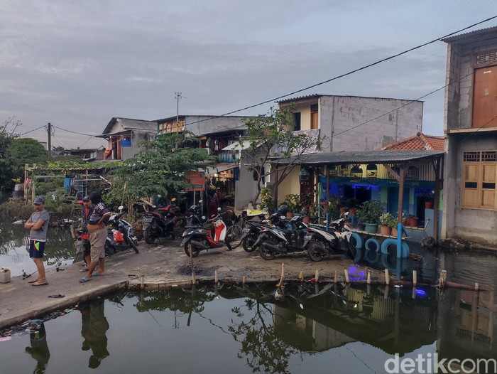 Banjir yang menggenangi wilayah Tegal Alur, Kalideres, Jakarta Barat (Jakbar) berangsur-angsur surut. Kendati demikian, tiga RT lainnya masih menggenang. (Wildan N/detikcom)